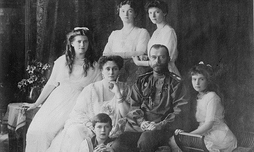 Sa hoàng Nicholas II bên Hoàng hậu Alexandra và 5 người con trong bức ảnh chụp năm 1910. 