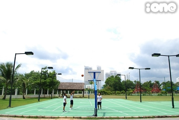 4-truong-thpt-sai-thanh-co-khu-the-duc-xanh-mat-hoanh-trang-2