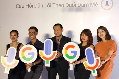 Bà Nguyễn Phương Anh (ngoài cùng bên phải) cùng các đối tác của Google trong buổi họp báo hôm 30/9/2015 