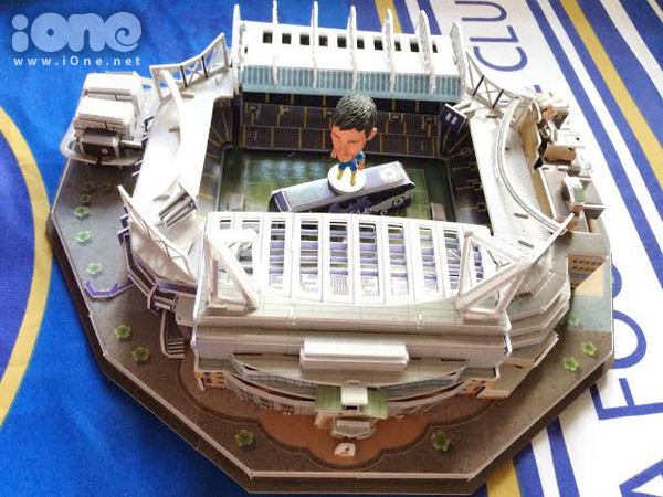 Để thể hiện tình yêu với The Blues,Thùy Dung từngkiên nhẫn hơn 3 giờđồng hồ để xếp xong mô hình sân StamfordBridge. co-ban-du-hoc-sinh-viet-an-chelsea-ngu-chelsea-4