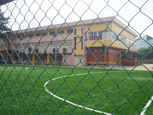 Sân được lắp đặt dàn đèn và lưới bảo vệ xung quanh.