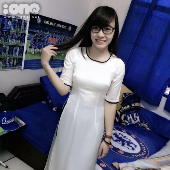 Nguyễn Thị Thùy Dung sinh ngày 11/8/1995. Cô gái Hà Tĩnh hiện là sinh viên khoa Quản trị kinh doanh, ĐHHoàng gia Ubonratchathani Thái Lan. Thùy Dung có niềm đam mê đặc biệt với bóng đá và là fan cuồngcủa đội Chelsea. co-ban-du-hoc-sinh-viet-an-chelsea-ngu-chelsea