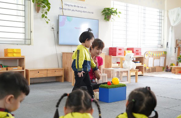 Cô Lê Thị Chinh trong tiết dạy về so sánh vật to - nhỏ.