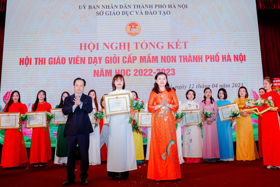 Cô Lê Thị Chinh đón nhận danh hiệu giáo viên dạy giỏi cấp mầm non của lãnh đạo Sở GD&amp;ĐT Hà Nội.