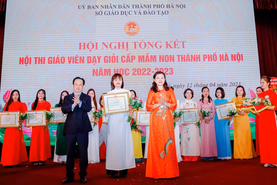 Cô Lê Thị Chinh đón nhận danh hiệu giáo viên dạy giỏi cấp mầm non của lãnh đạo Sở GD&amp;ĐT Hà Nội.