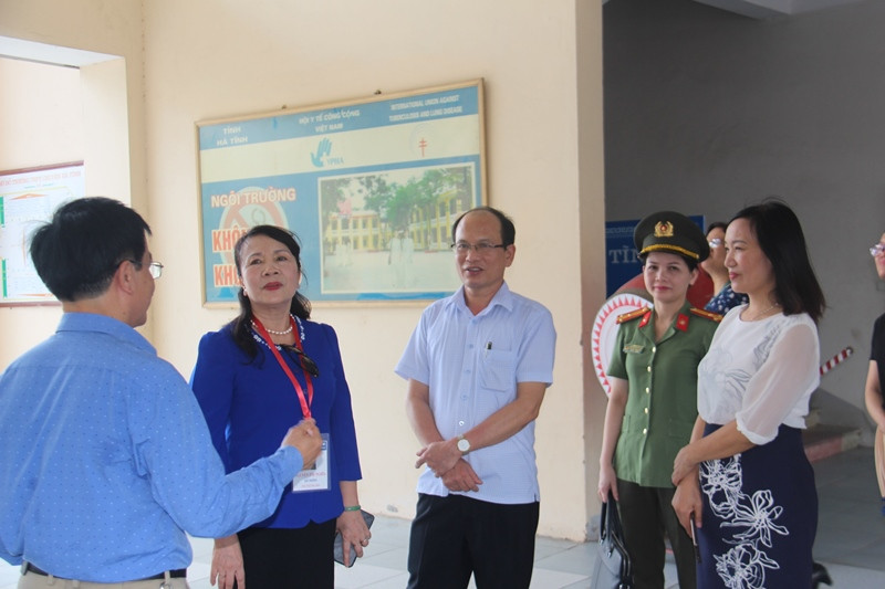 Thứ trưởng Nguyễn Thị Nghĩa cùng đoàn lãnh đạo Sở kiểm tra công tác chuẩn bị thi tại Trường THPT chuyên Hà Tĩnh
