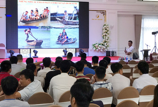 Học viên tìm hiểu kiến thức về phòng, chống đuối nước. Học viên tìm hiểu kiến thức về phòng, chống đuối nước.