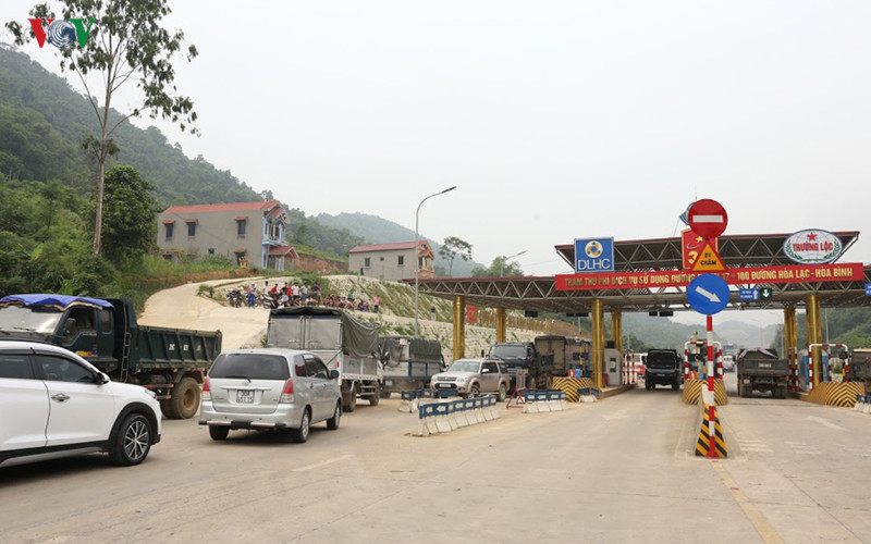 dân chặn hết 6 làn xe, bot hòa lạc - hòa bình lại "thất thủ" hình 2 dan chan het 6 lan xe, bot hoa lac - hoa binh lai "that thu" hinh 2