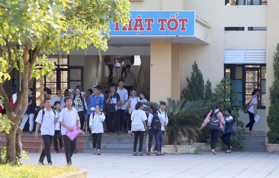 Các thí sinh rời trường thi sau khi kết thúc buổi thi lại môn Ngữ văn