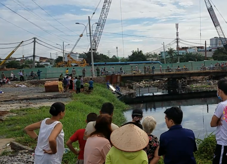 Tá hỏa phát hiện xác người phụ nữ nằm dưới kênh