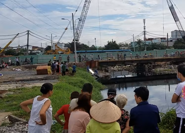 Tá hỏa phát hiện xác người phụ nữ nằm dưới kênh