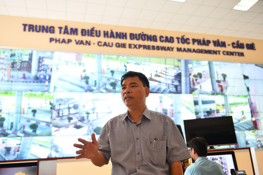 Ông Vũ Ngọc Oánh trả lời báo chí