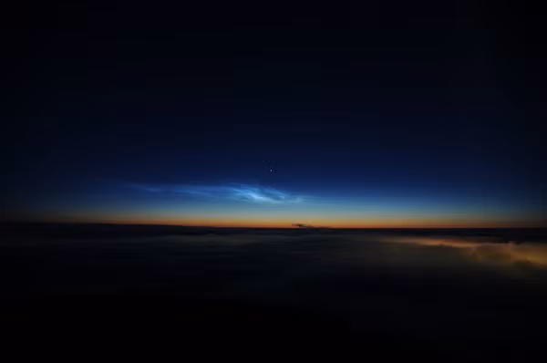 Mây xanh phát sáng kỳ ảo trên nền trời đêm ảnh 3