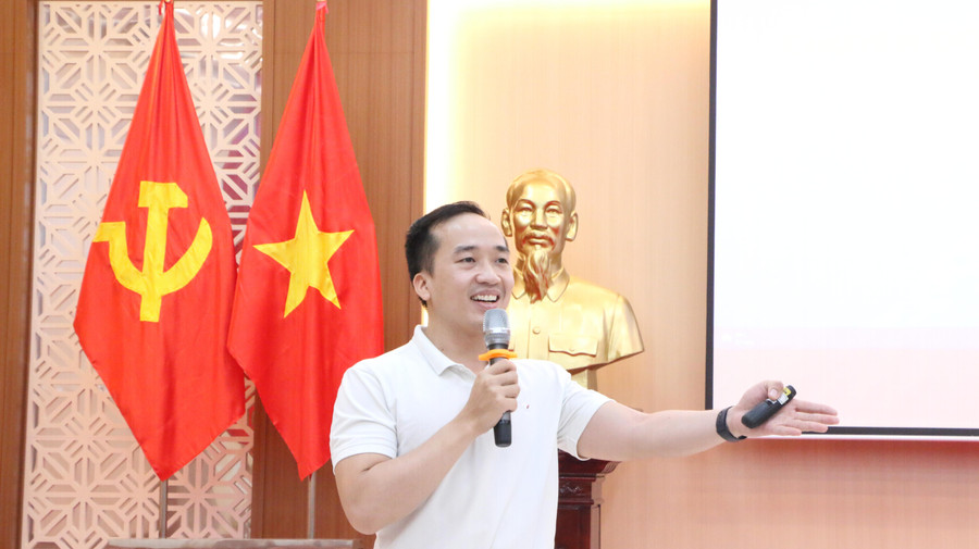 Thạc sĩ Vũ Anh Tuấn – Giám đốc sáng tạo Công ty Cổ phần Giáo dục Toàn cầu Adaptive Learning (AEGlobal) trao đổi với các cán bộ quản lý giáo dục tại TP Việt Trì. Thạc sĩ Vũ Anh Tuấn – Giám đốc sáng tạo Công ty Cổ phần Giáo dục Toàn cầu Adaptive Learning (AEGlobal) trao đổi với các cán bộ quản lý giáo dục tại TP Việt Trì.