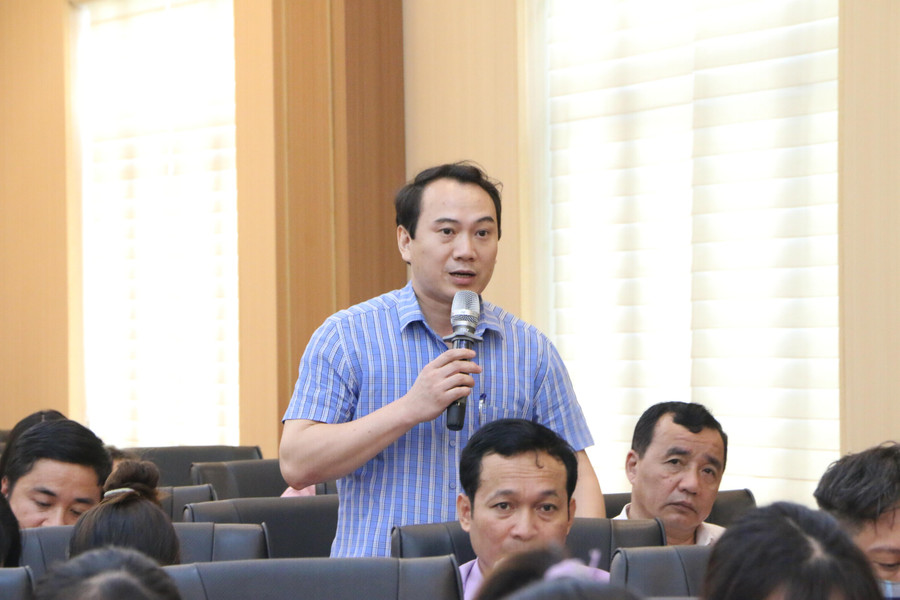 Thầy Đỗ Huy Bình - Hiệu trưởng THCS Sông Lô nêu câu hỏi với diễn giả tại chương trình. Thầy Đỗ Huy Bình - Hiệu trưởng THCS Sông Lô nêu câu hỏi với diễn giả tại chương trình.