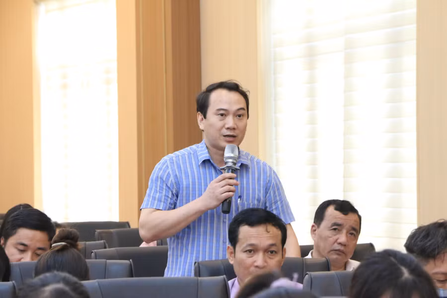 Thầy Đỗ Huy Bình - Hiệu trưởng THCS Sông Lô nêu câu hỏi với diễn giả tại chương trình.