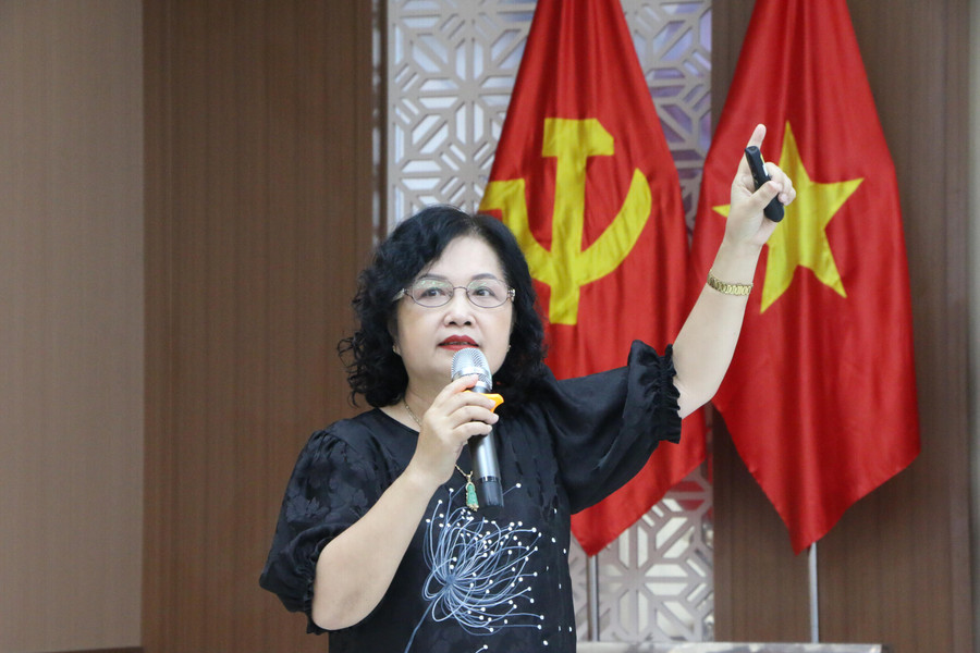 PGS.TS Đặng Thị Thanh Huyền - chuyên gia cao cấp của Bộ GD&ĐT nhấn mạnh về vai trò của chuyển đổi số trong giáo dục. PGS.TS Đặng Thị Thanh Huyền - chuyên gia cao cấp của Bộ GD&ĐT nhấn mạnh về vai trò của chuyển đổi số trong giáo dục.