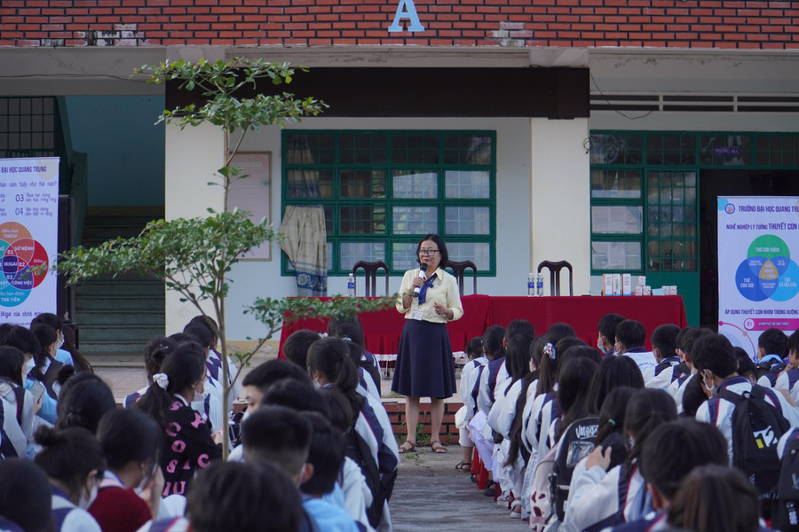 TS. Trần Thị Việt Ngân – Phó Hiệu trưởng Trường Đại học Quang Trung chia sẻ tại buổi tư vấn hướng nghiệp trực tiếp. TS. Trần Thị Việt Ngân – Phó Hiệu trưởng Trường Đại học Quang Trung chia sẻ tại buổi tư vấn hướng nghiệp trực tiếp.