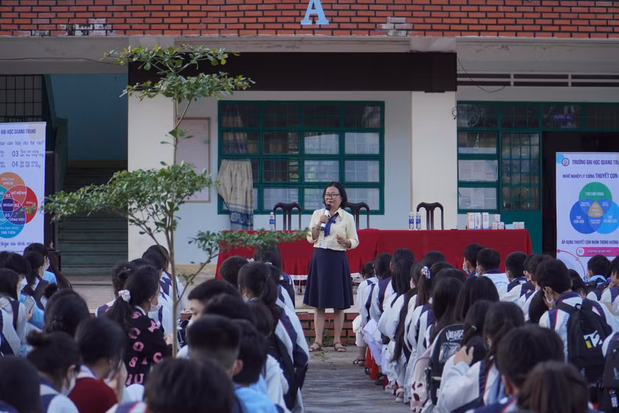 TS. Trần Thị Việt Ngân – Phó Hiệu trưởng Trường Đại học Quang Trung chia sẻ tại buổi tư vấn hướng nghiệp trực tiếp.