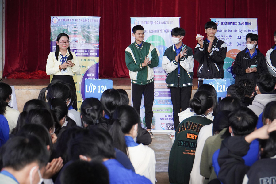 Các học sinh Trường THPT Nguyễn Huệ tham gia minigame tại buổi tư vấn hướng nghiệp do Đại Học Quang Trung phối hợp tổ chức. Các học sinh Trường THPT Nguyễn Huệ tham gia minigame tại buổi tư vấn hướng nghiệp do Đại Học Quang Trung phối hợp tổ chức.