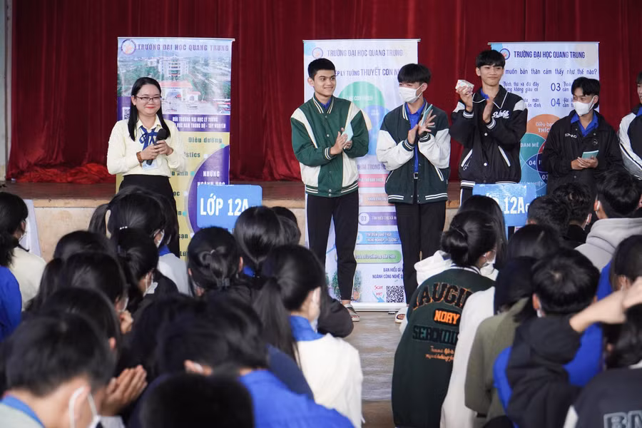 Các học sinh Trường THPT Nguyễn Huệ tham gia minigame tại buổi tư vấn hướng nghiệp do Đại Học Quang Trung phối hợp tổ chức.