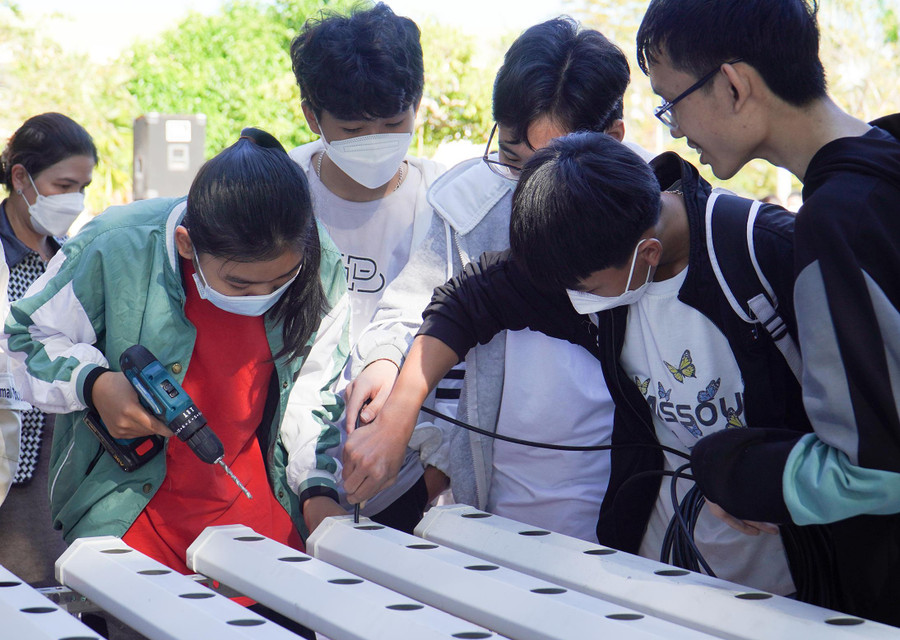 Học sinh còn được trải nghiệm thực tế tại buổi tư vấn hướng nghiệp. Học sinh còn được trải nghiệm thực tế tại buổi tư vấn hướng nghiệp.