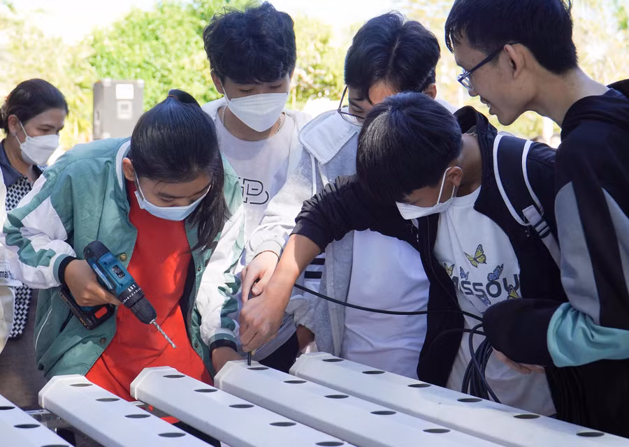 Học sinh còn được trải nghiệm thực tế tại buổi tư vấn hướng nghiệp.