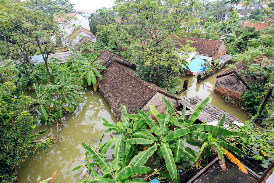 Nét đẹp làng cổ xứ Đoài ngâm mình trong nước lũ