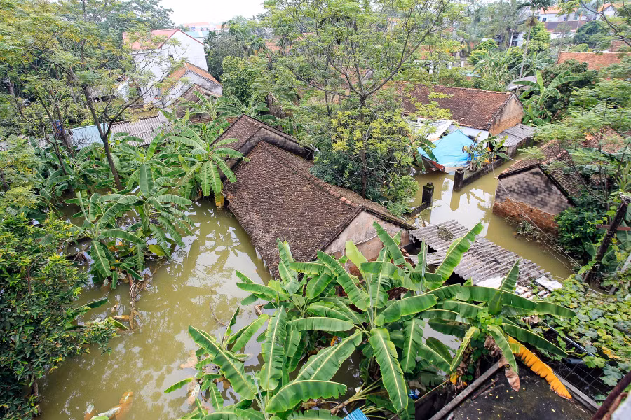 Nét đẹp làng cổ xứ Đoài ngâm mình trong nước lũ