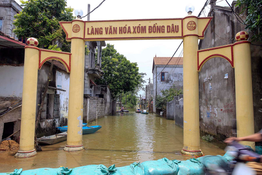 Mênh mông nước trên con đường vào làng văn hóa