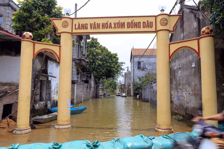 Mênh mông nước trên con đường vào làng văn hóa