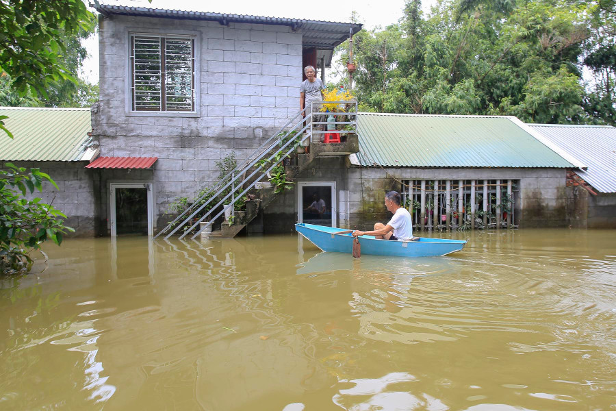 Các cụ ông trong làng đến thăm nhau trên chiếc thuyền tôn