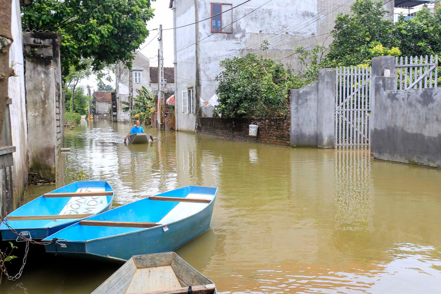 Thuyền chính là phương tiện cứu cánh cho bà con những ngày lụt