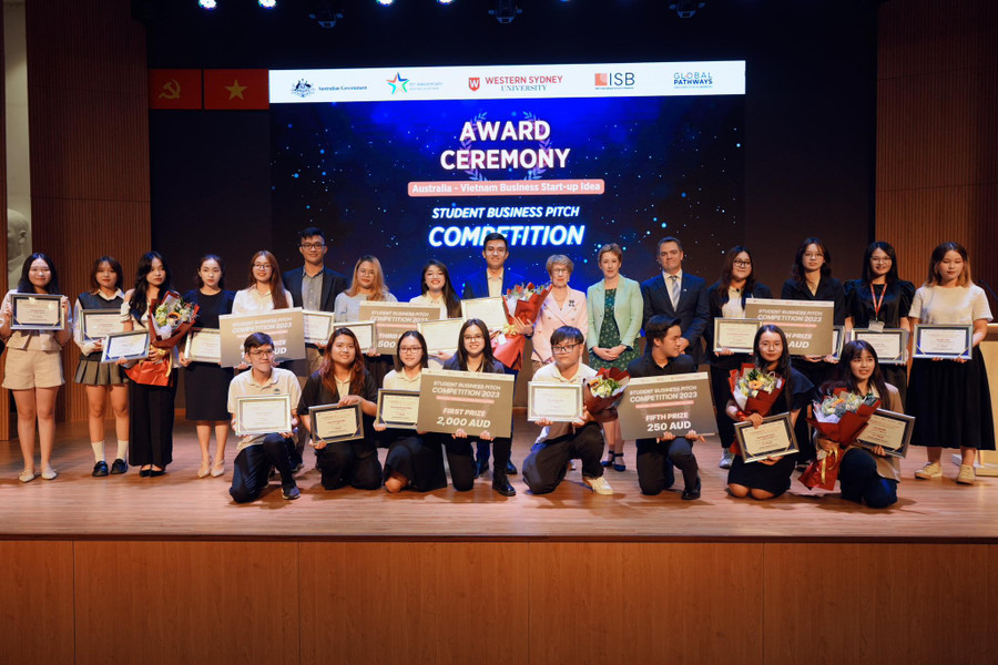 Bà Margaret Beazley, Thống đốc bang New South Wales, Úc tham dự và trao giải cuộc thi “Student Business Pitch cho sinh viên. Bà Margaret Beazley, Thống đốc bang New South Wales, Úc tham dự và trao giải cuộc thi “Student Business Pitch cho sinh viên.