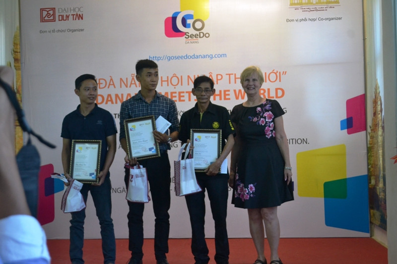 Ban Tổ chức trao giải cho các tác giả đoạt giải