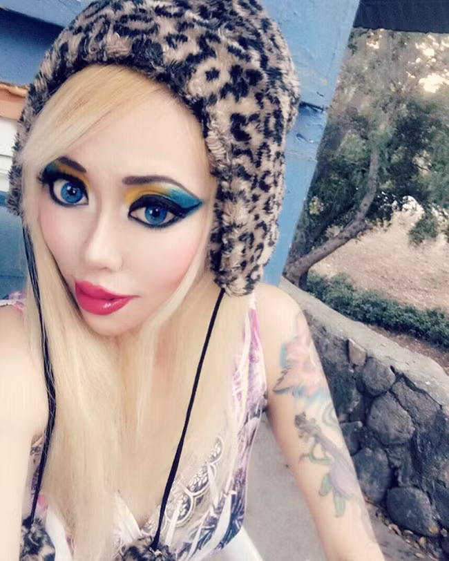 Hết hồn với búp bê Barbie phiên bản đóng phim ma không cần hóa trang - Ảnh 3.