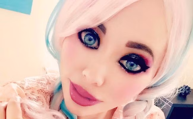 Hết hồn với búp bê Barbie phiên bản đóng phim ma không cần hóa trang 