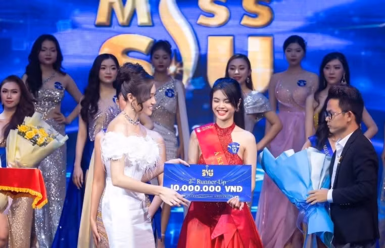 Trao phần thưởng cho Á khôi 2 MISS SIU 2023 cho thí sinh Đoàn Sông Ngân.