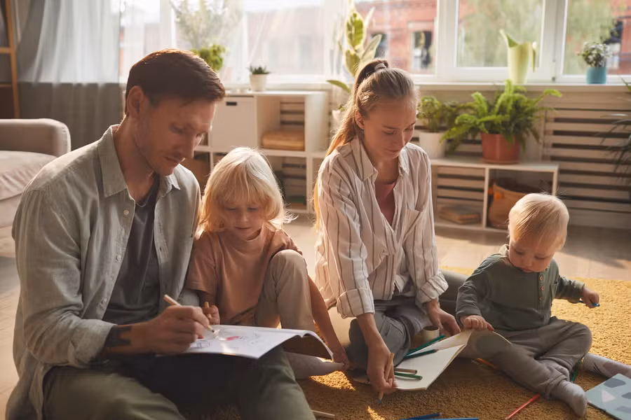 Cha mẹ nên tăng ảnh hưởng của mình bằng cách thể hiện sự quan tâm. (Ảnh: ITN)