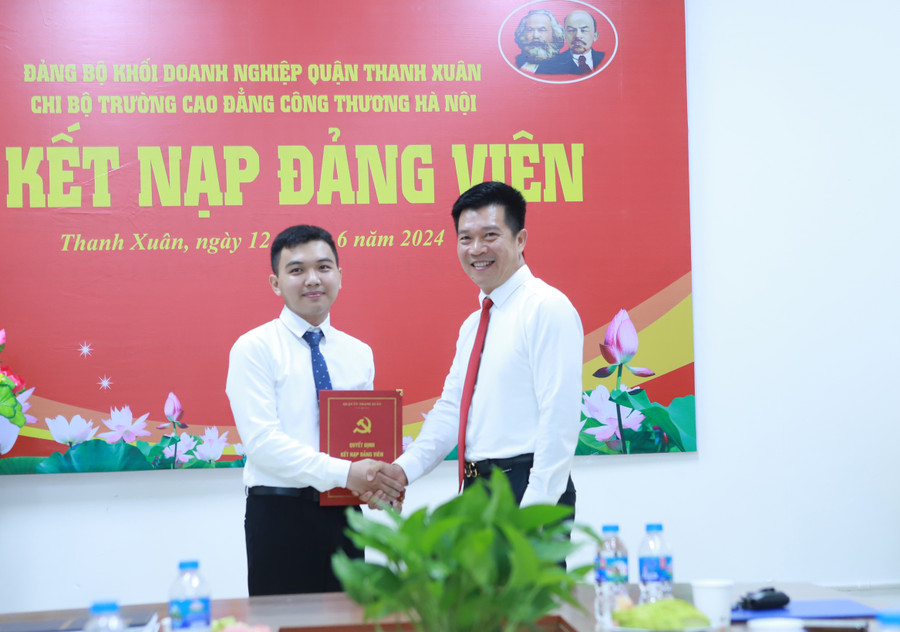 Ông Nguyễn Văn Minh (phải) - Bí thư Đảng ủy khối doanh nghiệp quận Thanh Xuân chúc mừng tân Đảng viên trẻ Phi Hồ Hải. Ông Nguyễn Văn Minh (phải) - Bí thư Đảng ủy khối doanh nghiệp quận Thanh Xuân chúc mừng tân Đảng viên trẻ Phi Hồ Hải.