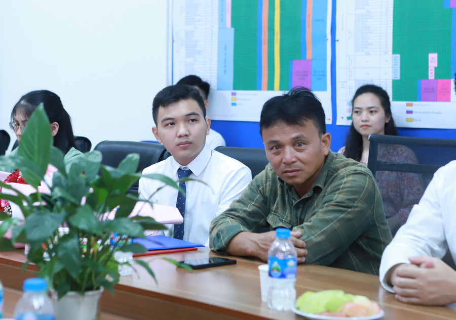 Ông Phi Anh Hùng và em Phi Hồ Hải ngồi lắng nghe công bố quyết định kết nạp Đảng viên. Ông Phi Anh Hùng và em Phi Hồ Hải ngồi lắng nghe công bố quyết định kết nạp Đảng viên.