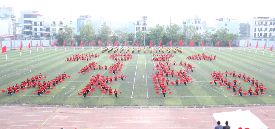 Học sinh xếp chữ chào mừng khai mạc Hội khỏe Phù Đổng huyện Hoài Đức năm 2024. Học sinh xếp chữ chào mừng khai mạc Hội khỏe Phù Đổng huyện Hoài Đức năm 2024.