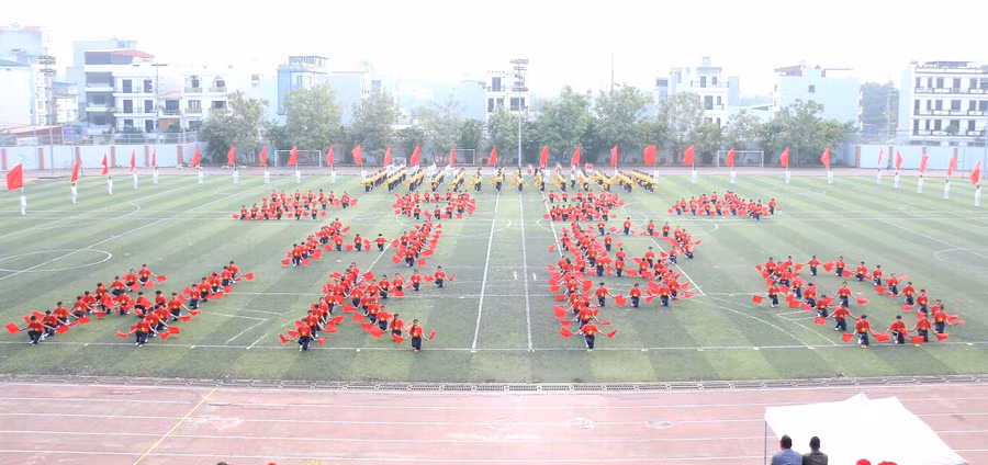 Học sinh xếp chữ chào mừng khai mạc Hội khỏe Phù Đổng huyện Hoài Đức năm 2024.
