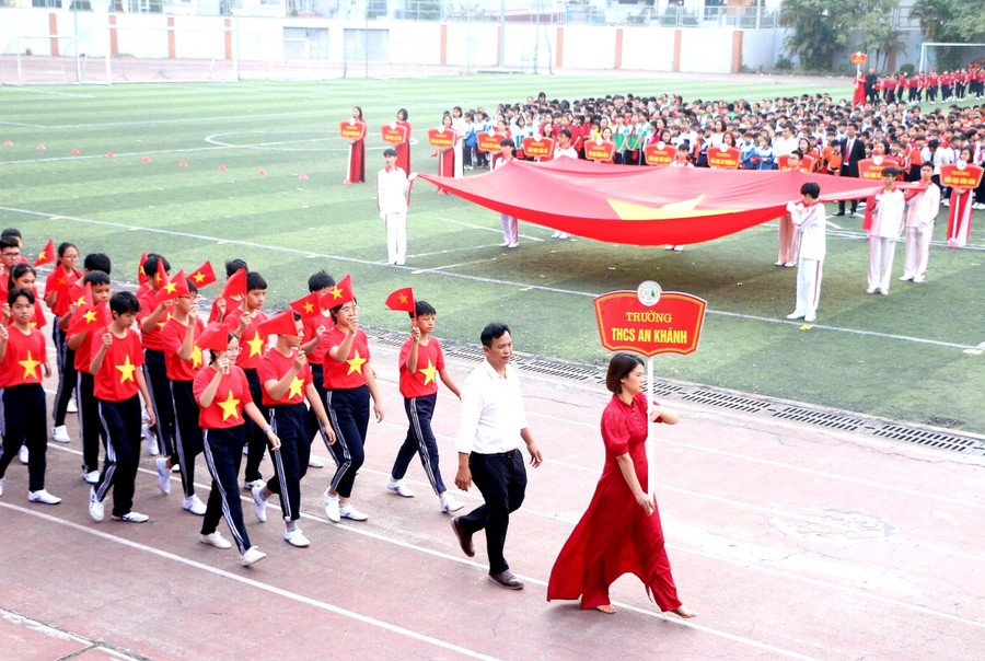 Các đoàn vận động viên tới từ các trường từ Tiểu học đến THPT diễu hành qua lễ đài. Các đoàn vận động viên tới từ các trường từ Tiểu học đến THPT diễu hành qua lễ đài.