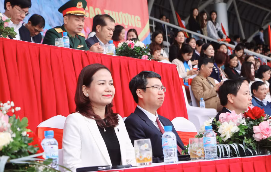 Các đại biểu tới dự lễ khai mạc Hội khỏe Phù Đổng năm học 2023-2024 huyện Hoài Đức.