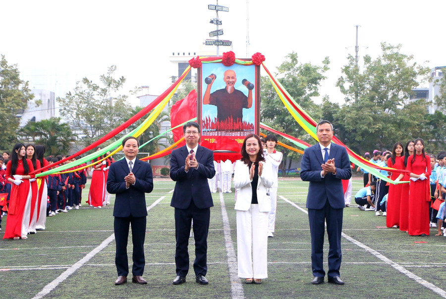 Từ trái qua: Trưởng Phòng GD&ĐT Vương Văn Lâm; Chủ tịch UBND huyện Nguyễn Hoàng Trường; Phó Giám đốc Sở GD&ĐT Hà Nội Vương Hương Giang; Phó Chủ tịch UBND huyện Nguyễn Trung Thuận. Từ trái qua: Trưởng Phòng GD&ĐT Vương Văn Lâm; Chủ tịch UBND huyện Nguyễn Hoàng Trường; Phó Giám đốc Sở GD&ĐT Hà Nội Vương Hương Giang; Phó Chủ tịch UBND huyện Nguyễn Trung Thuận.