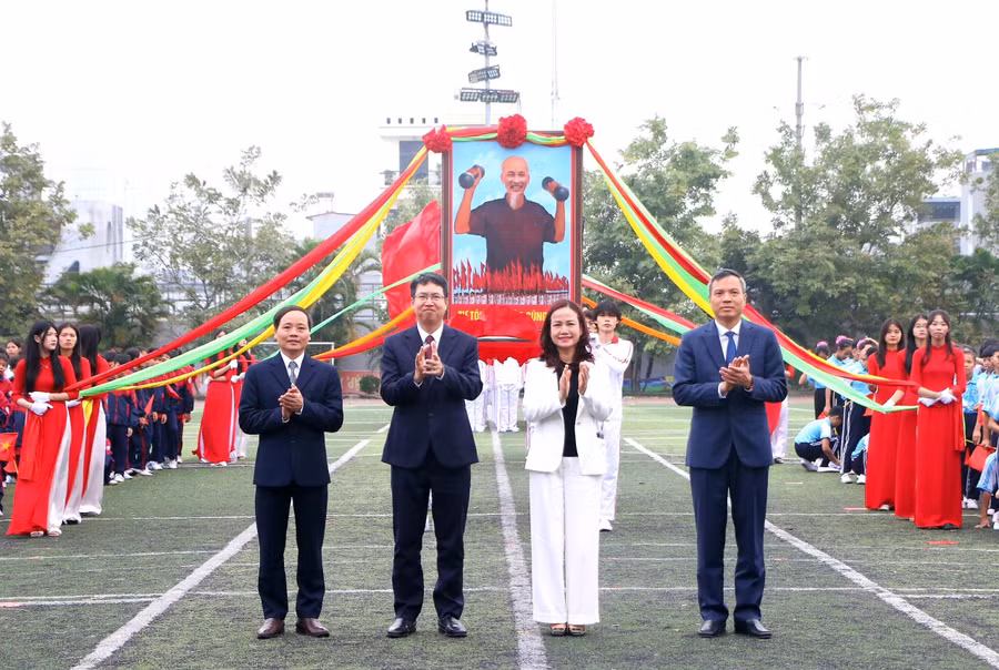 Từ trái qua: Trưởng Phòng GD&amp;ĐT Vương Văn Lâm; Chủ tịch UBND huyện Nguyễn Hoàng Trường; Phó Giám đốc Sở GD&amp;ĐT Hà Nội Vương Hương Giang; Phó Chủ tịch UBND huyện Nguyễn Trung Thuận.