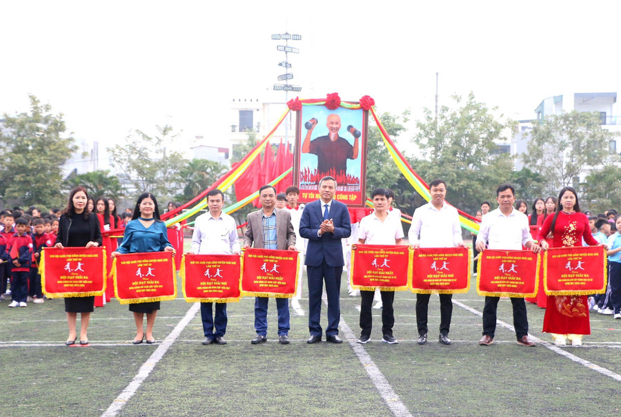 Ông Nguyễn Trung Thuận - Phó Chủ tịch UBND huyện, Trưởng Ban chỉ đạo Hội khỏe Phù Đổng huyện Hoài Đức năm 2024 trao Cờ cho các đơn vị đạt thành tích cao. Ông Nguyễn Trung Thuận - Phó Chủ tịch UBND huyện, Trưởng Ban chỉ đạo Hội khỏe Phù Đổng huyện Hoài Đức năm 2024 trao Cờ cho các đơn vị đạt thành tích cao.