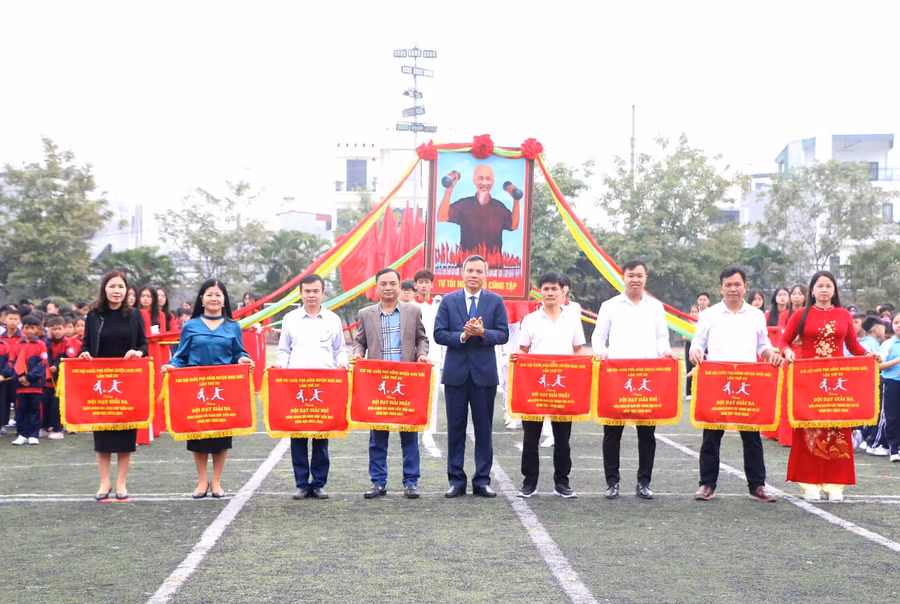 Ông Nguyễn Trung Thuận - Phó Chủ tịch UBND huyện, Trưởng Ban chỉ đạo Hội khỏe Phù Đổng huyện Hoài Đức năm 2024 trao Cờ cho các đơn vị đạt thành tích cao.