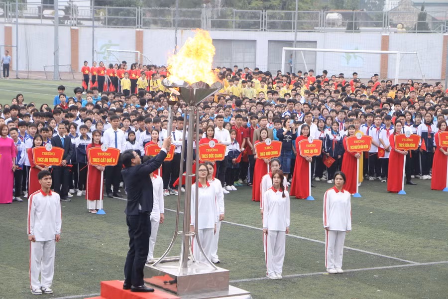 Chủ tịch UBND huyện Hoài Đức Nguyễn Hoàng Trường thắp lên ngọn lửa truyền thống tại Hội khỏe Phù Đổng năm 2024.